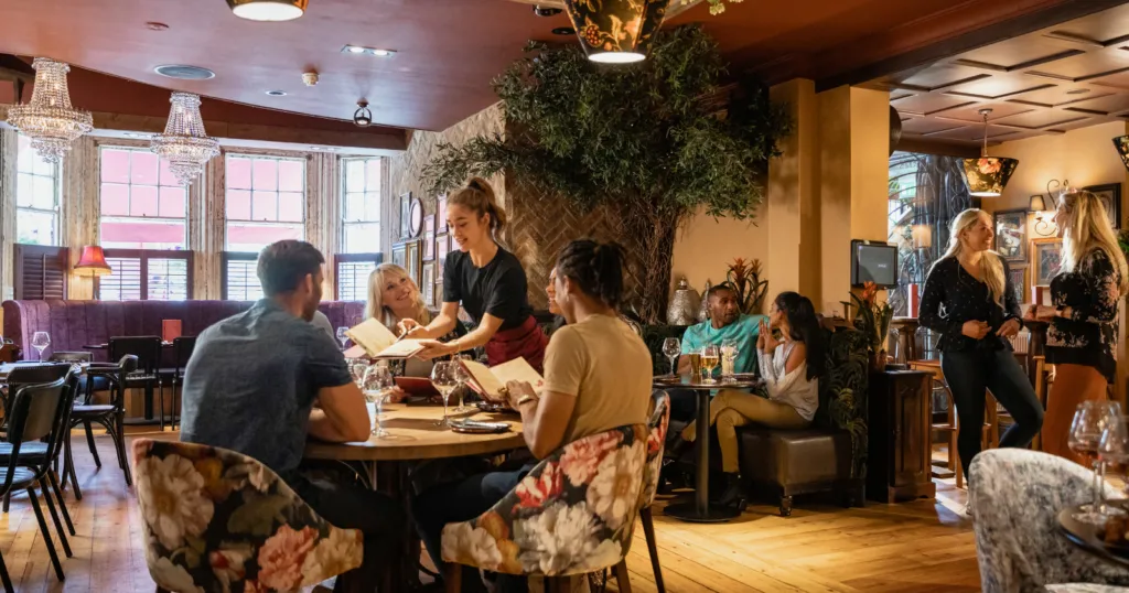 Kleine Gesten, große Aussage: Was das Zurückschieben eines Stuhls über uns verrät