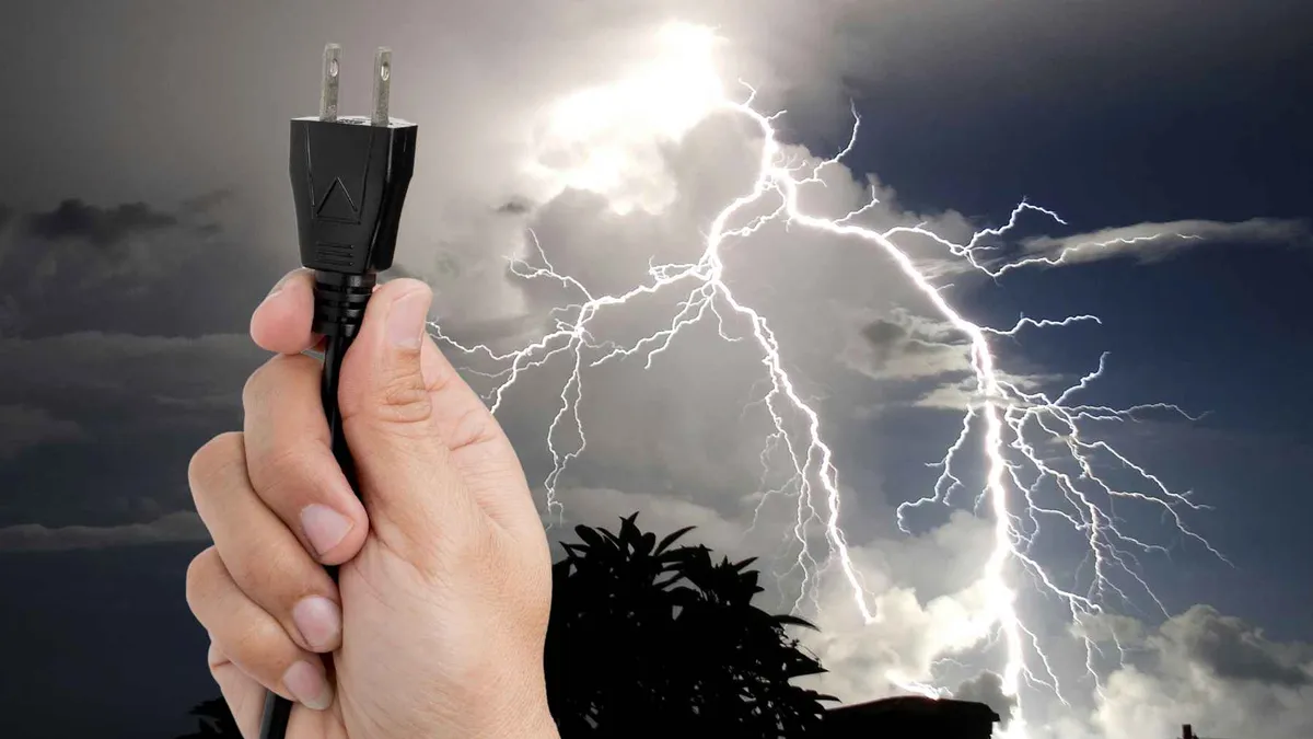 Fernseher bei Gewitter: Warum du den Stecker ziehen solltest