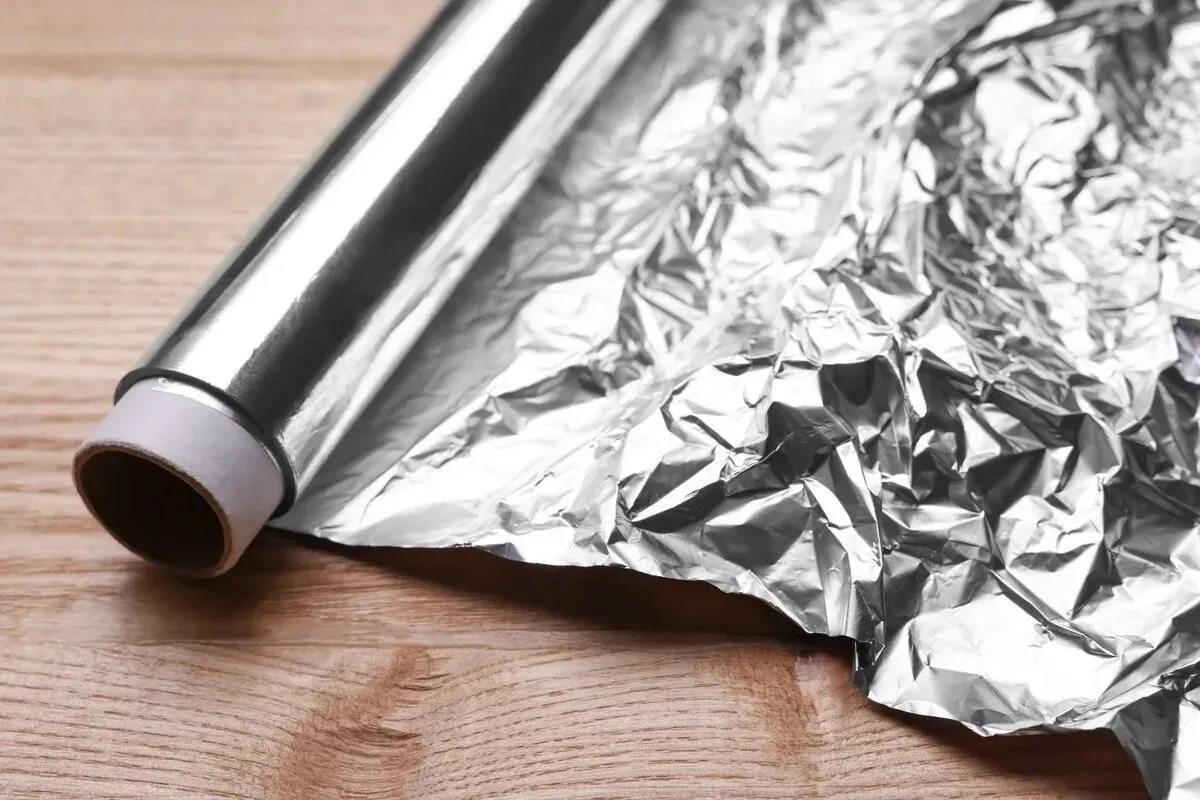 Möbel rücken ohne Kratzer: Aluminiumfolie als praktischer Haushaltshelfer