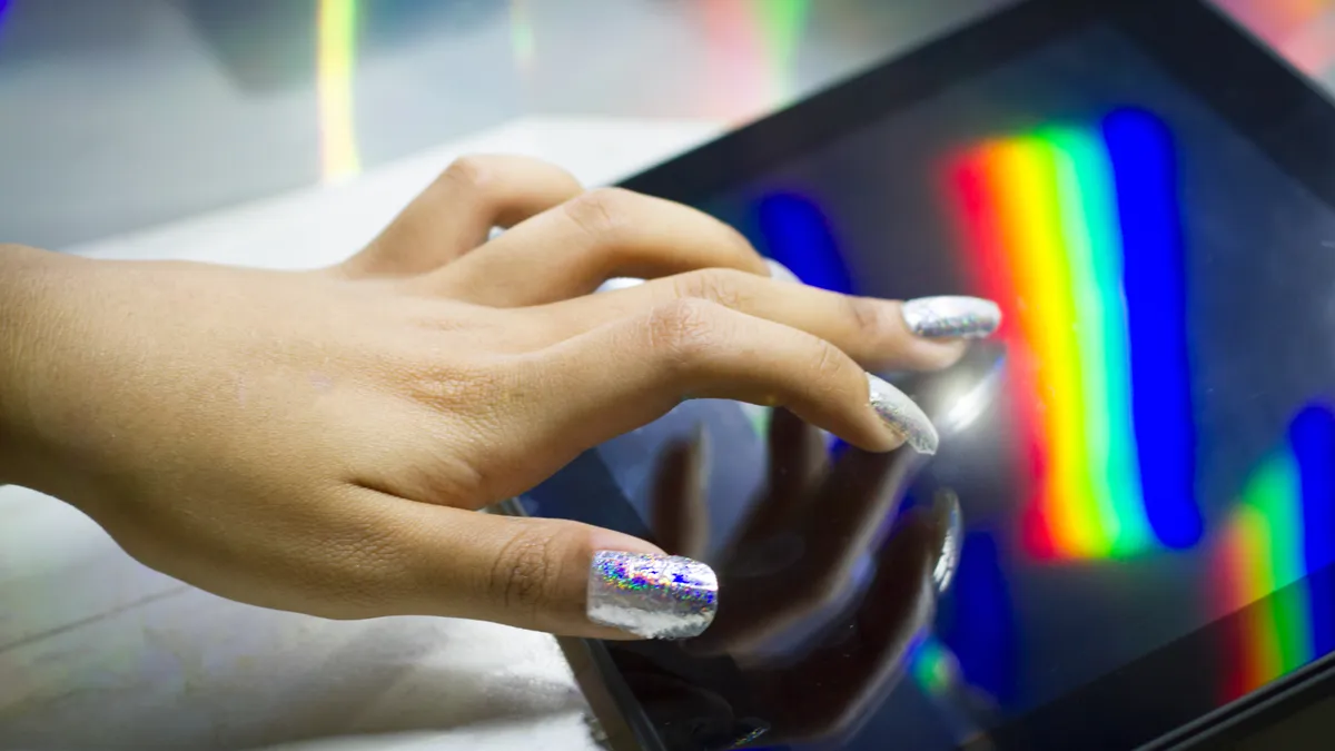 Innovation in der Welt der Kosmetik: Ein Nagellack, der Nägel in Touchscreen‑Stifte verwandelt
